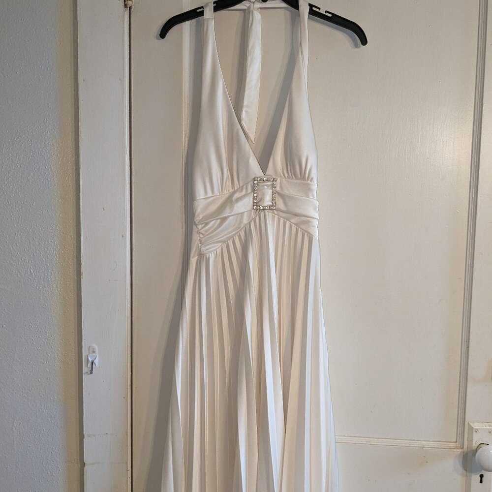 MARALYN MONROE STYLE OFF WHITE MIDI PLEATED HALTER DRESS - SIZE M - NEW W/ TAGS